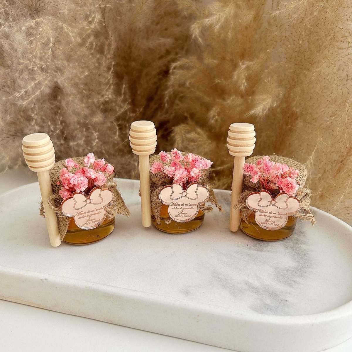 Pot de Miel Mimi avec fleurs séchées et gravure plexiglas rose doré inspirée de Disney
