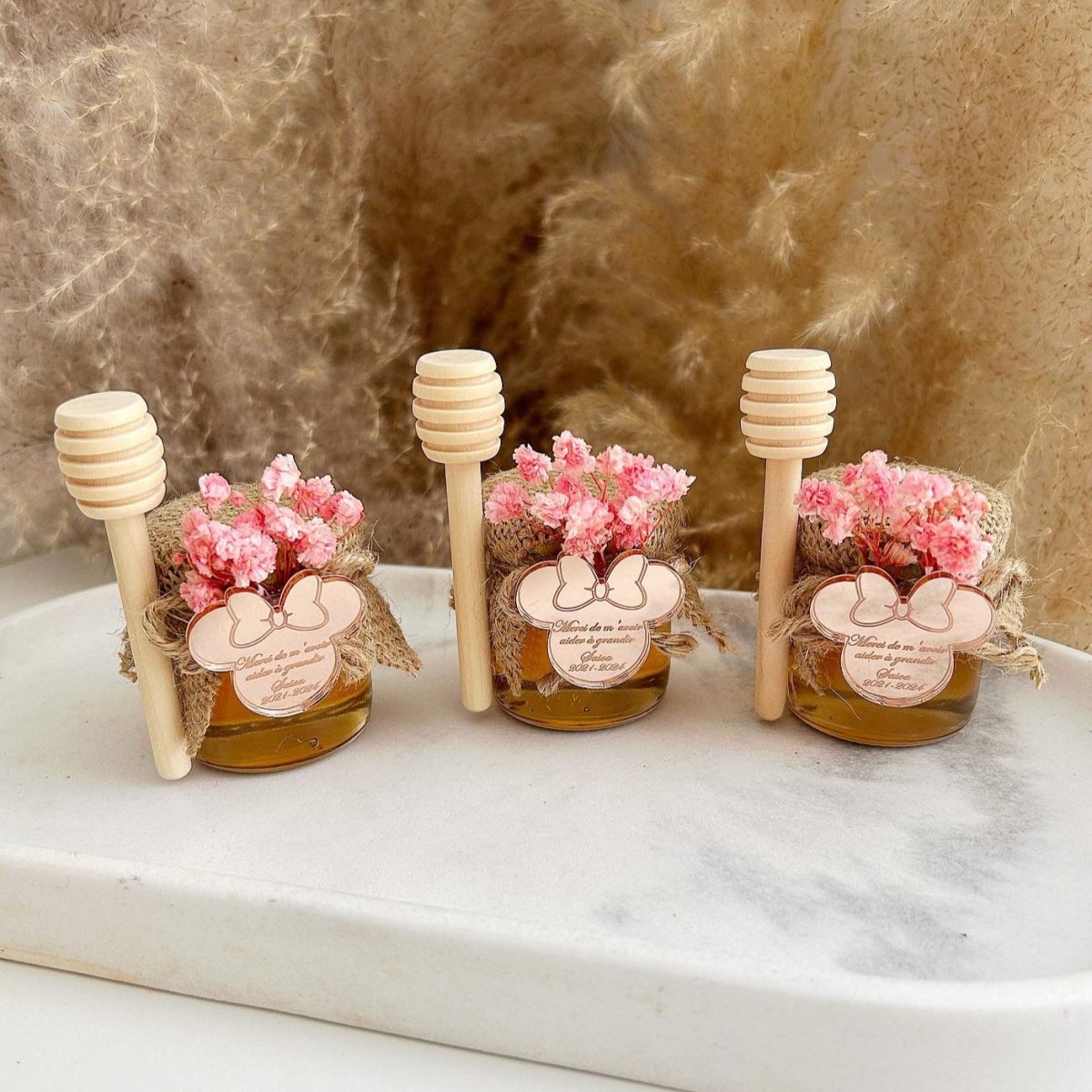 Pot de Miel Mimi avec fleurs séchées et gravure plexiglas rose doré inspirée de Disney