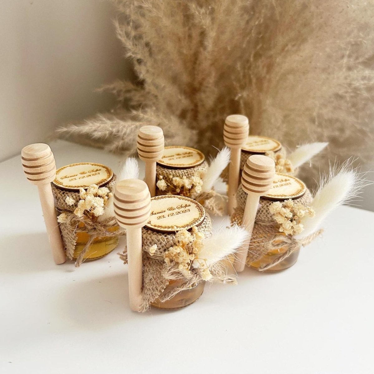 Pot de Miel Pampa avec fleurs séchées, nœud en jute et gravure bois ronde
