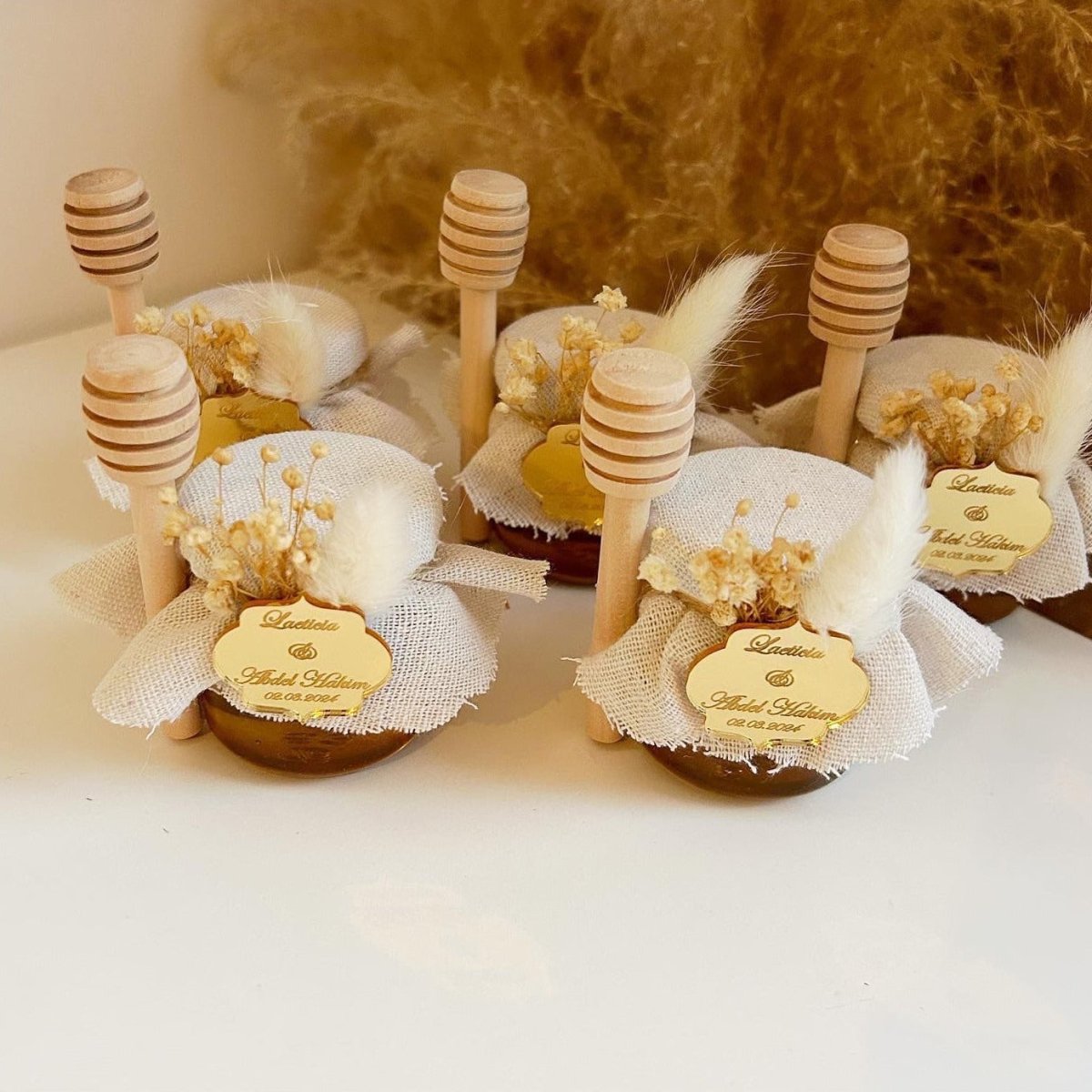 Pot de miel personnalisé pour mariage avec cache-pot en jute blanc et mini cuillère en bois