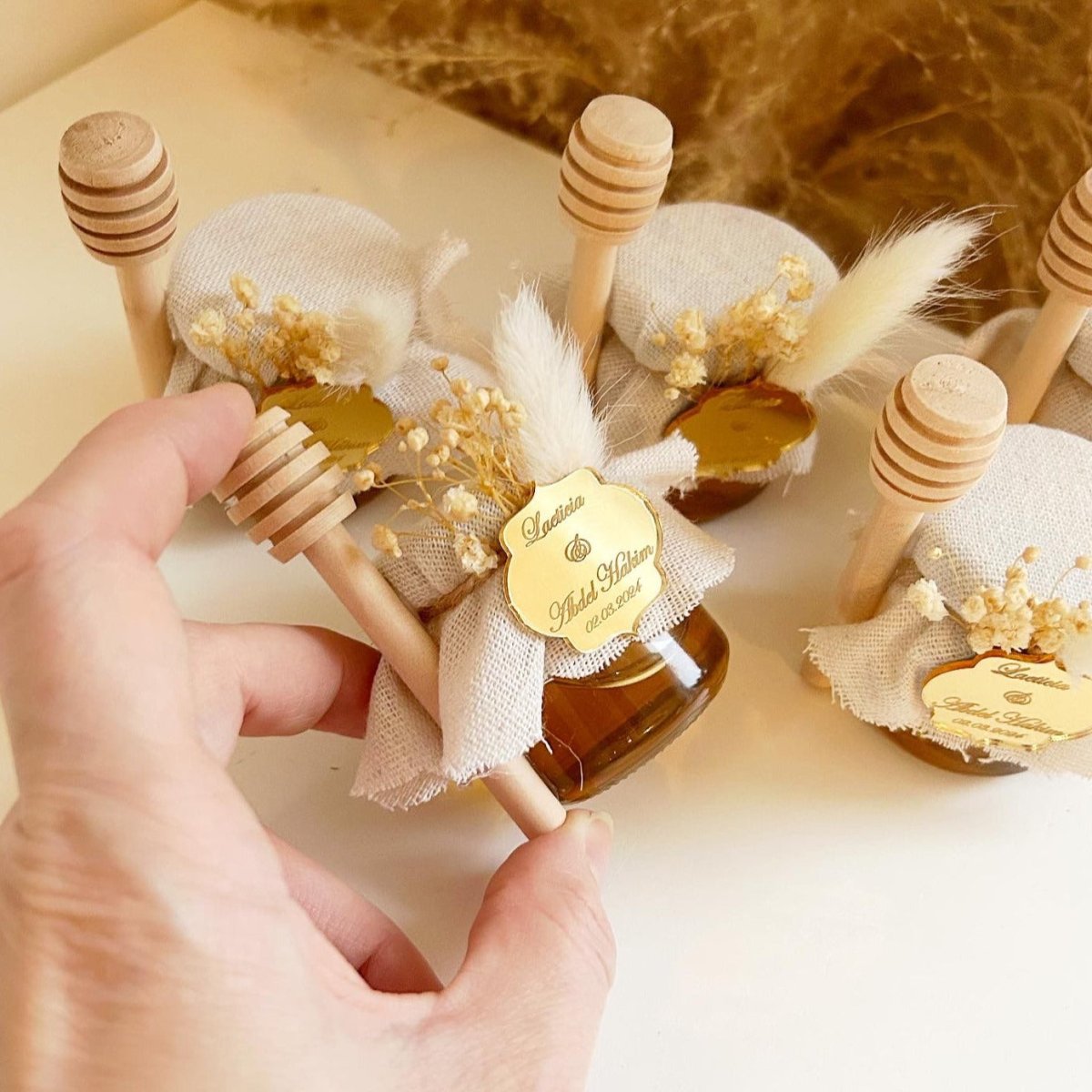 Pot de miel personnalisé pour mariage avec cache-pot en jute blanc et mini cuillère en bois