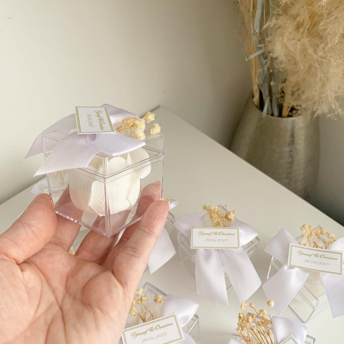 Rose de Savon Antoinette dans une boîte en plexiglas avec nœud satin et étiquettes personnalisées