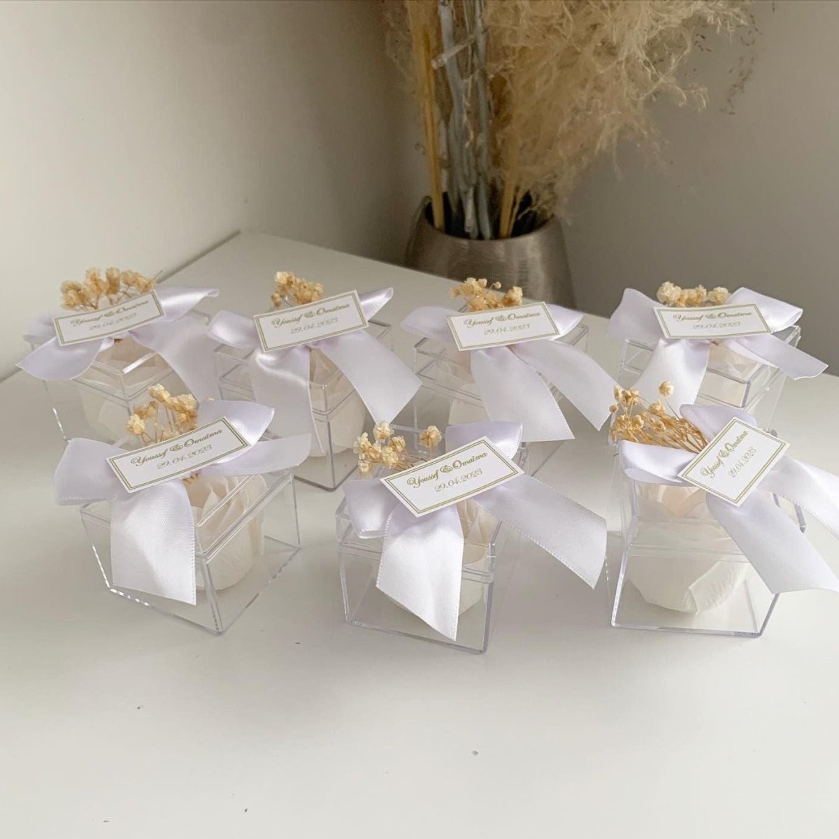 Rose de Savon Antoinette dans une boîte en plexiglas avec nœud satin et étiquettes personnalisées