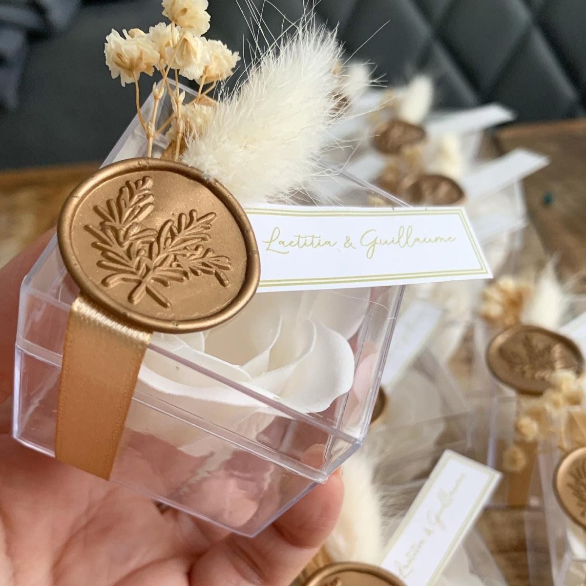 Rose de Savon Épi dans une boîte en plexiglas avec ruban satin et cachet de cire