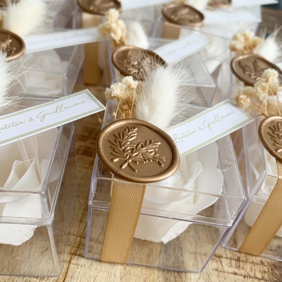 Rose de Savon Épi dans une boîte en plexiglas avec ruban satin et cachet de cire