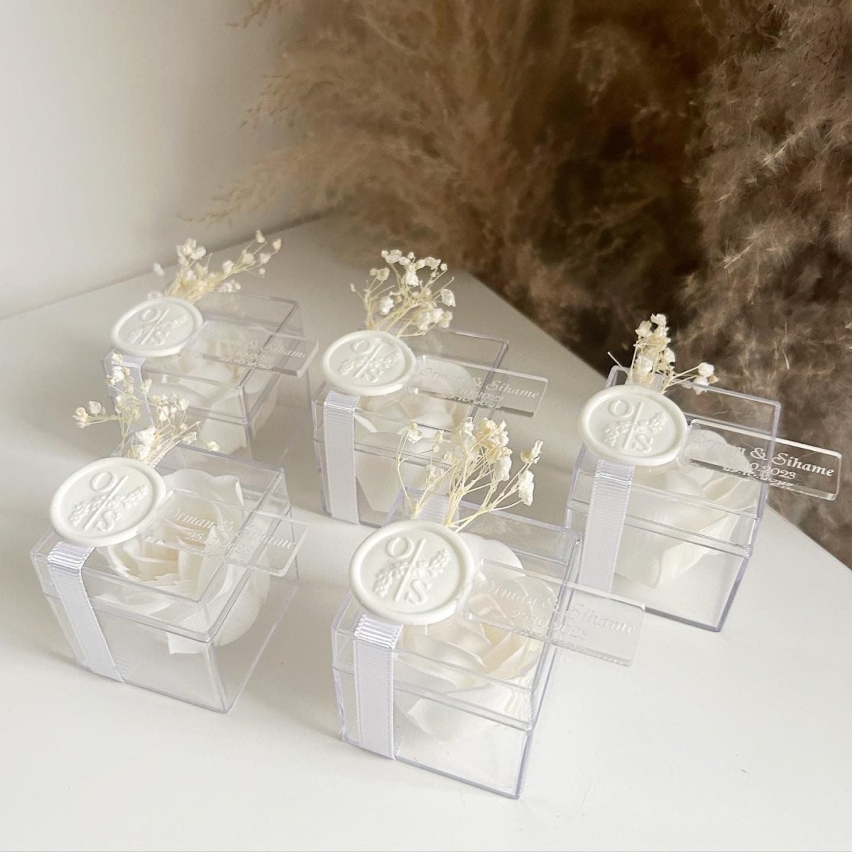 Rose de Savon Pure dans une boîte en plexiglas avec fleurs séchées et étiquette transparente