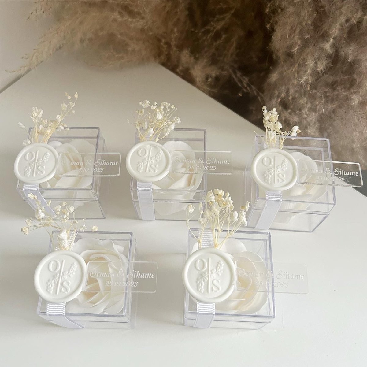 Rose de Savon Pure dans une boîte en plexiglas avec fleurs séchées et étiquette transparente