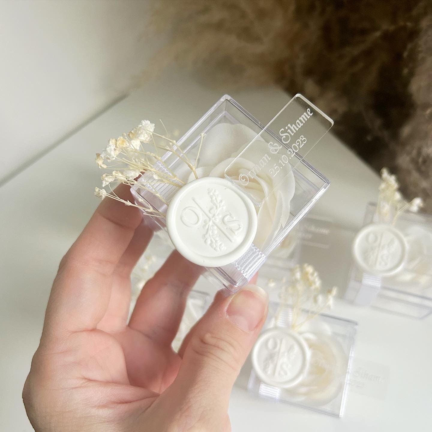 Rose de Savon Pure dans une boîte en plexiglas avec fleurs séchées et étiquette transparente