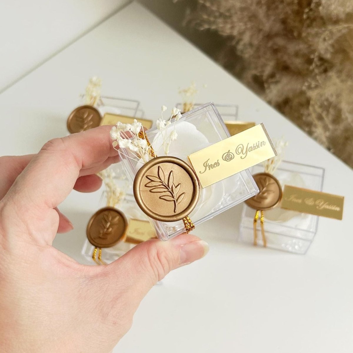 Rose de Savon Royale dans une boîte en plexiglas avec ruban doré et plaque en plexiglas doré