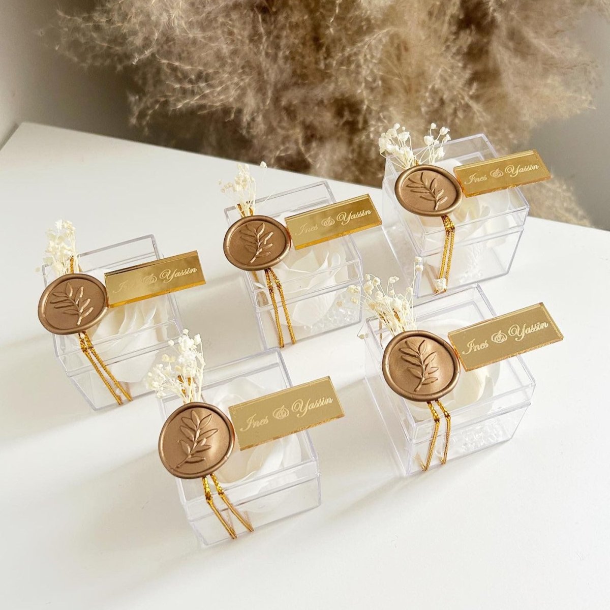 Rose de Savon Royale dans une boîte en plexiglas avec ruban doré et plaque en plexiglas doré