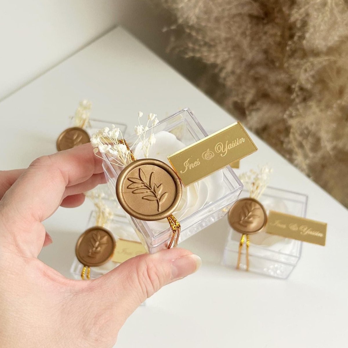 Rose de Savon Royale dans une boîte en plexiglas avec ruban doré et plaque en plexiglas doré
