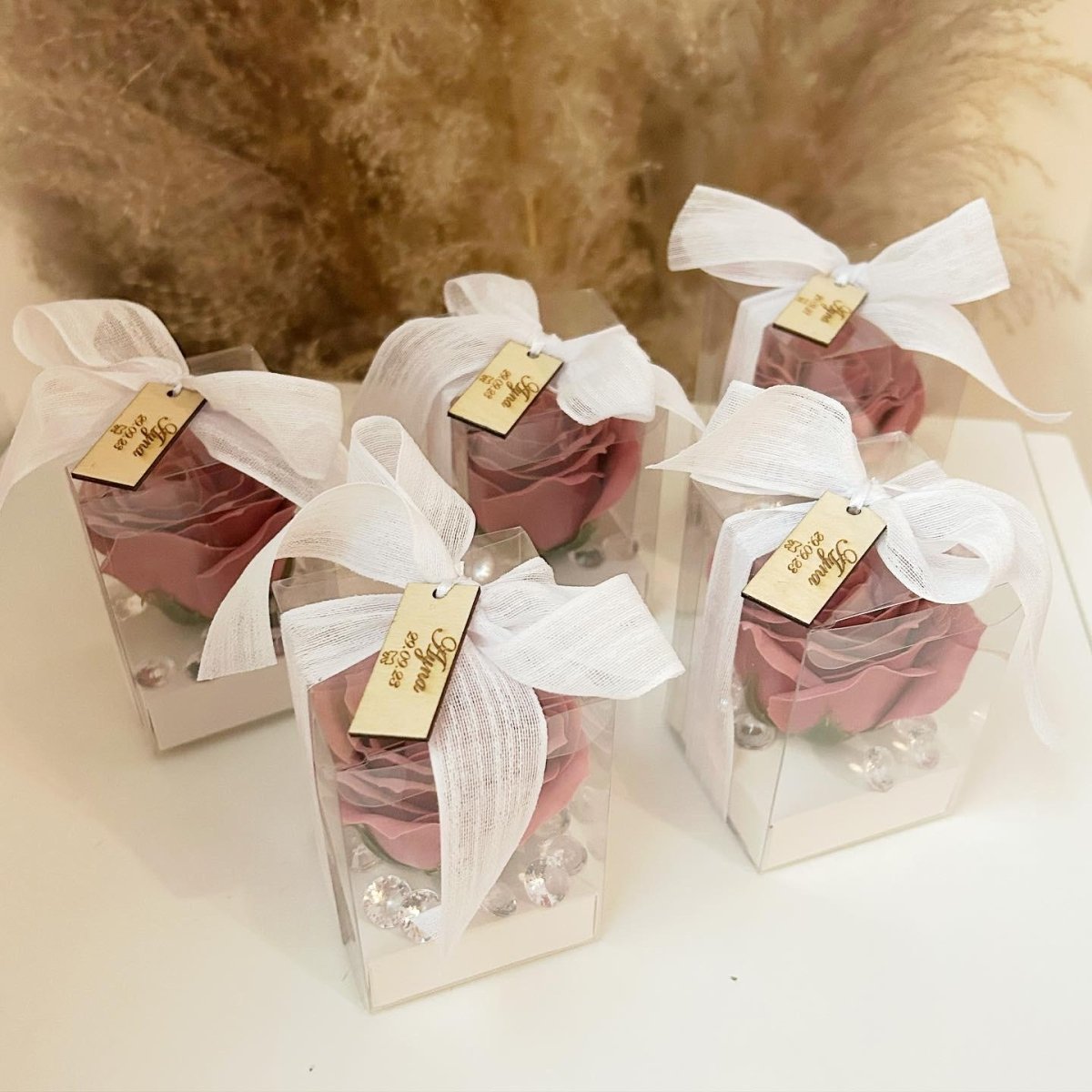 Rose de Savon VIP dans une boîte transparente avec nœud en lin et petits diamants