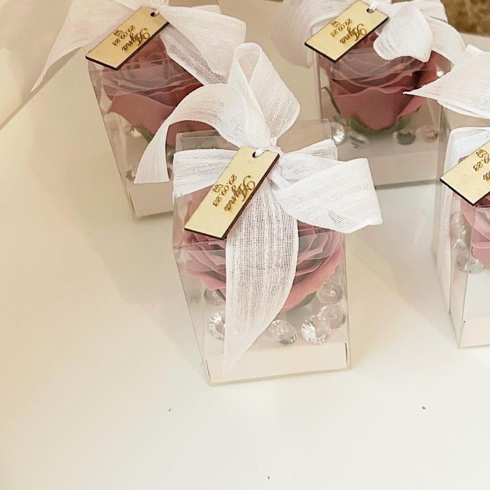 Rose de Savon VIP dans une boîte transparente avec nœud en lin et petits diamants