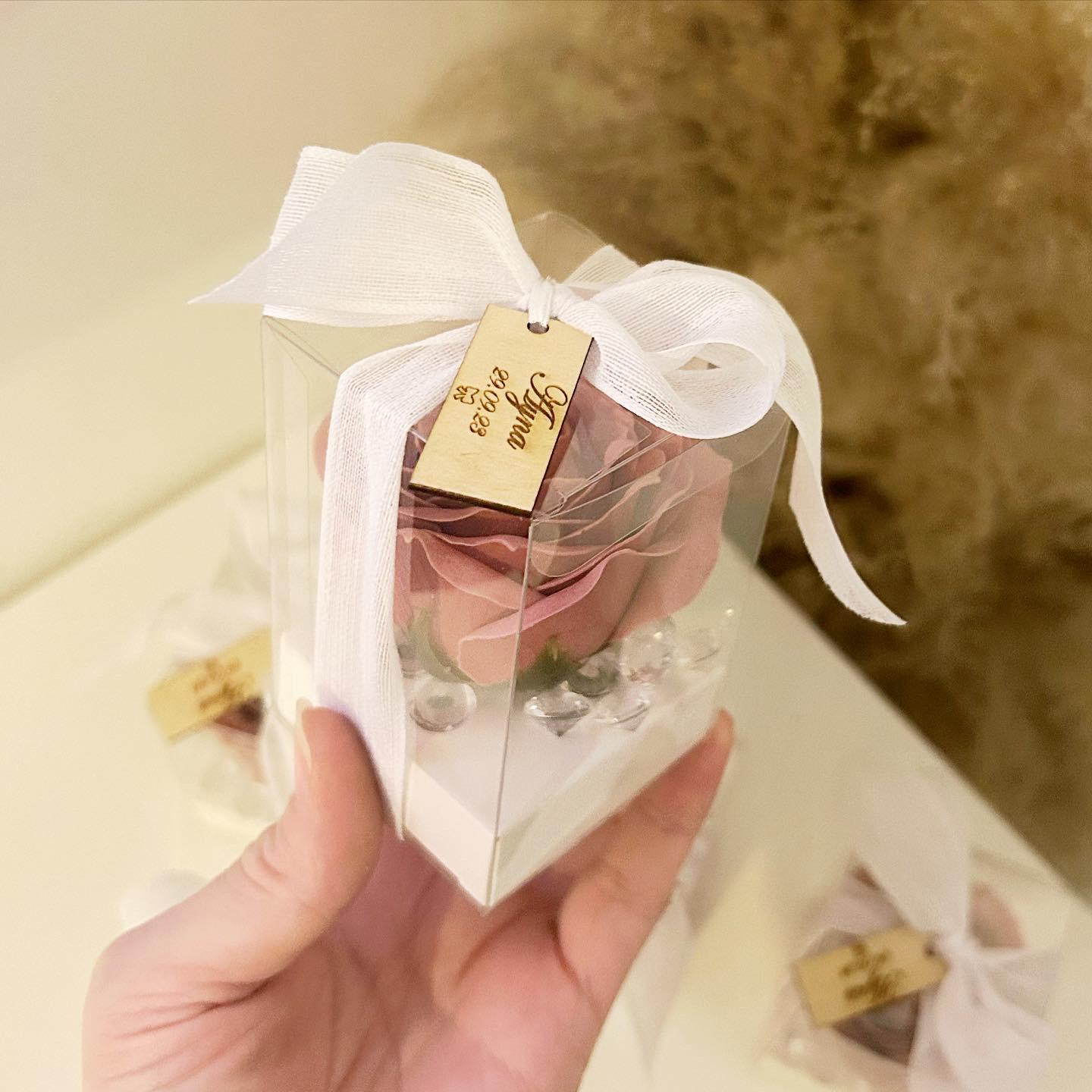 Rose de Savon VIP dans une boîte transparente avec nœud en lin et petits diamants