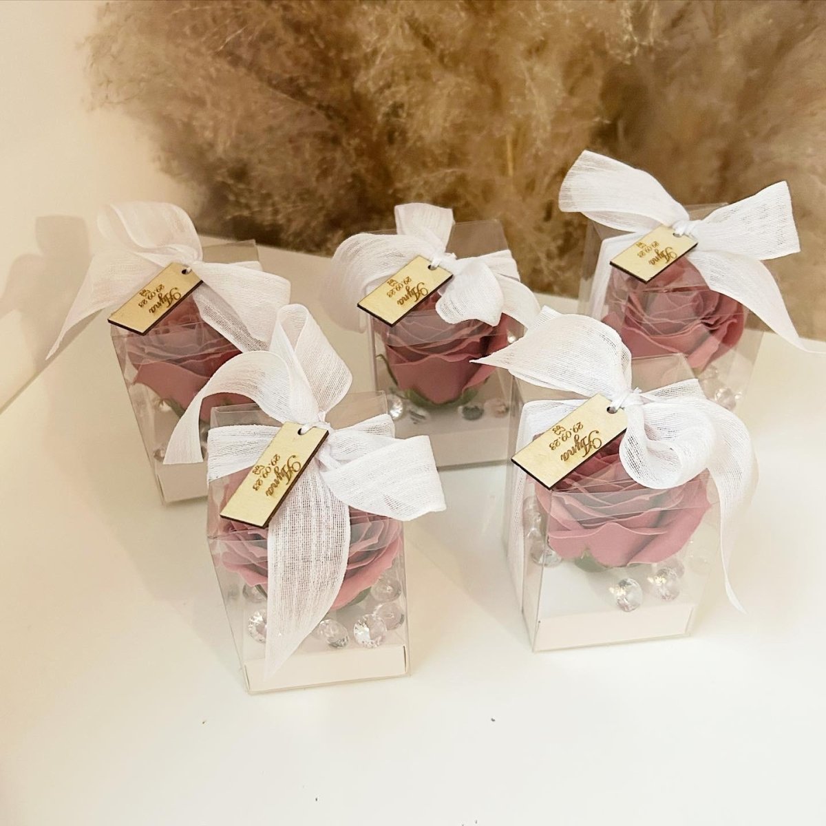 Rose de Savon VIP dans une boîte transparente avec nœud en lin et petits diamants