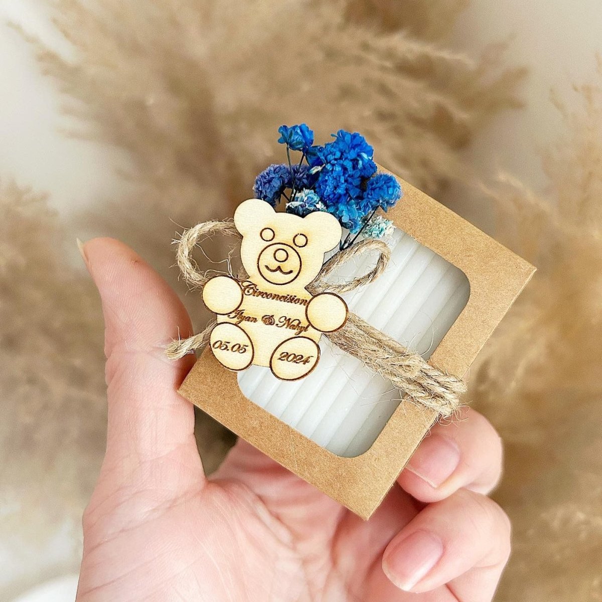 Savon Bleuet avec fleurs séchées bleues, nœud en jute et gravure bois ourson