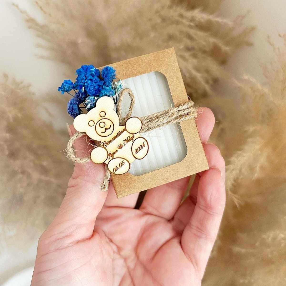 Savon Bleuet avec fleurs séchées bleues, nœud en jute et gravure bois ourson