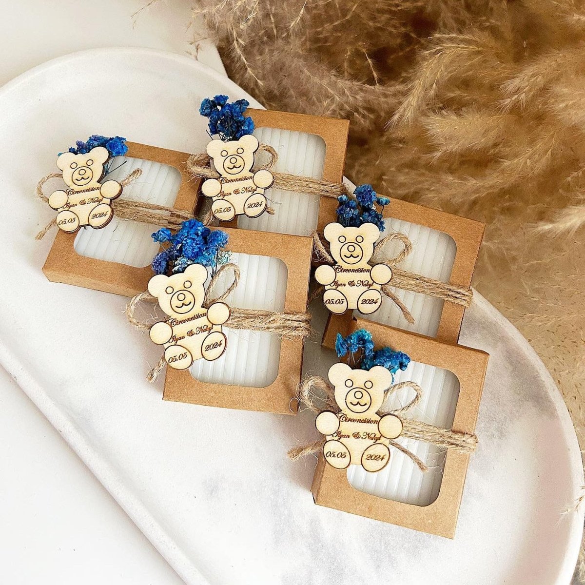 Savon Bleuet avec fleurs séchées bleues, nœud en jute et gravure bois ourson