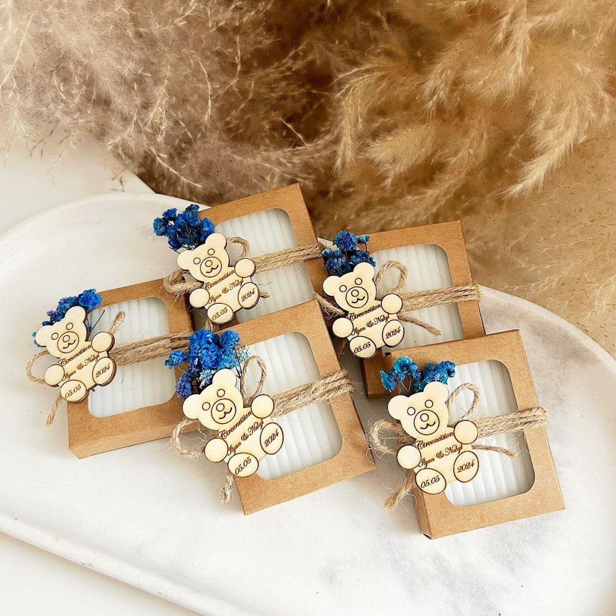 Savon Bleuet avec fleurs séchées bleues, nœud en jute et gravure bois ourson