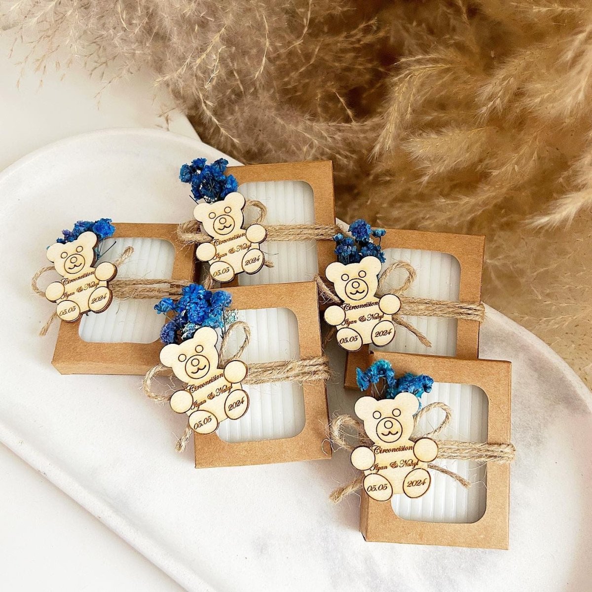 Savon Bleuet avec fleurs séchées bleues, nœud en jute et gravure bois ourson