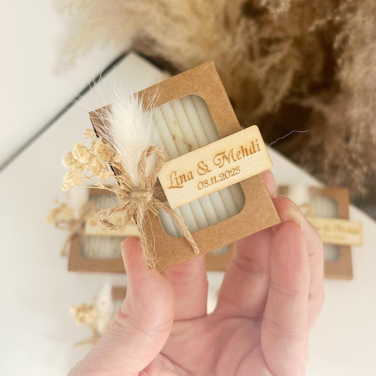 Savon Bohème avec fleurs séchées, nœud en jute et gravure sur bois rectangulaire