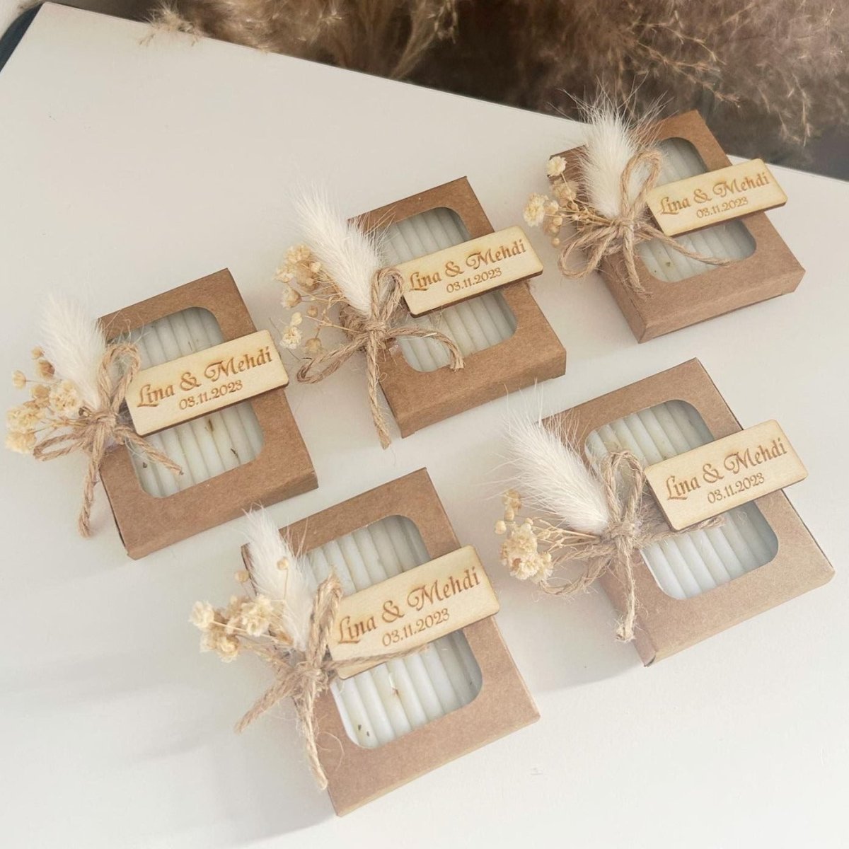 Savon Bohème avec fleurs séchées, nœud en jute et gravure sur bois rectangulaire