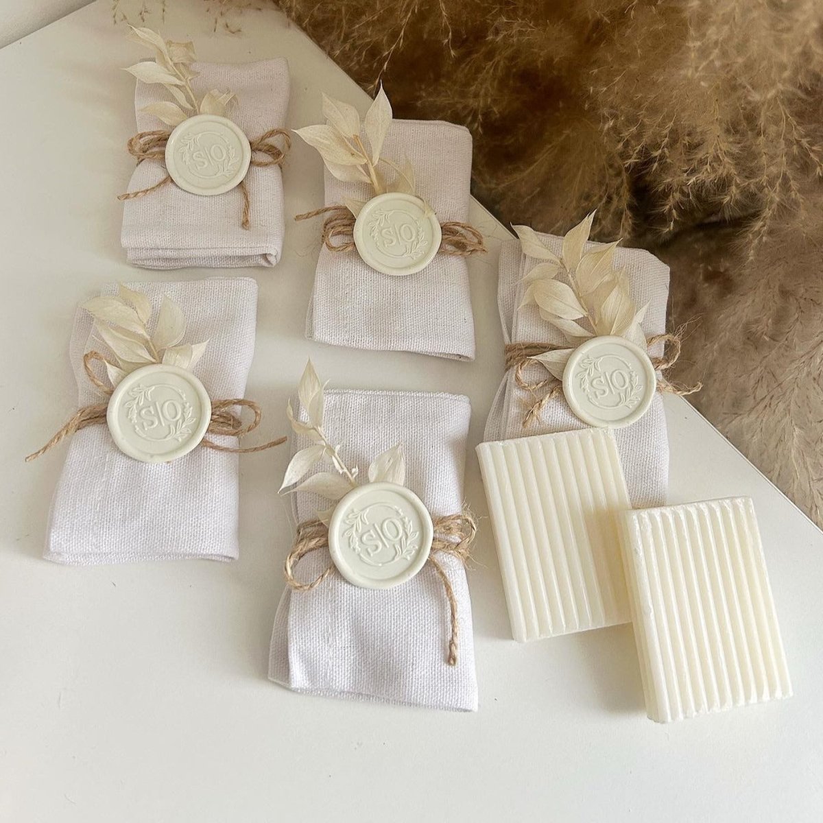 Savon Dune enveloppé dans une bourse blanche avec nœud en jute et cachet de cire