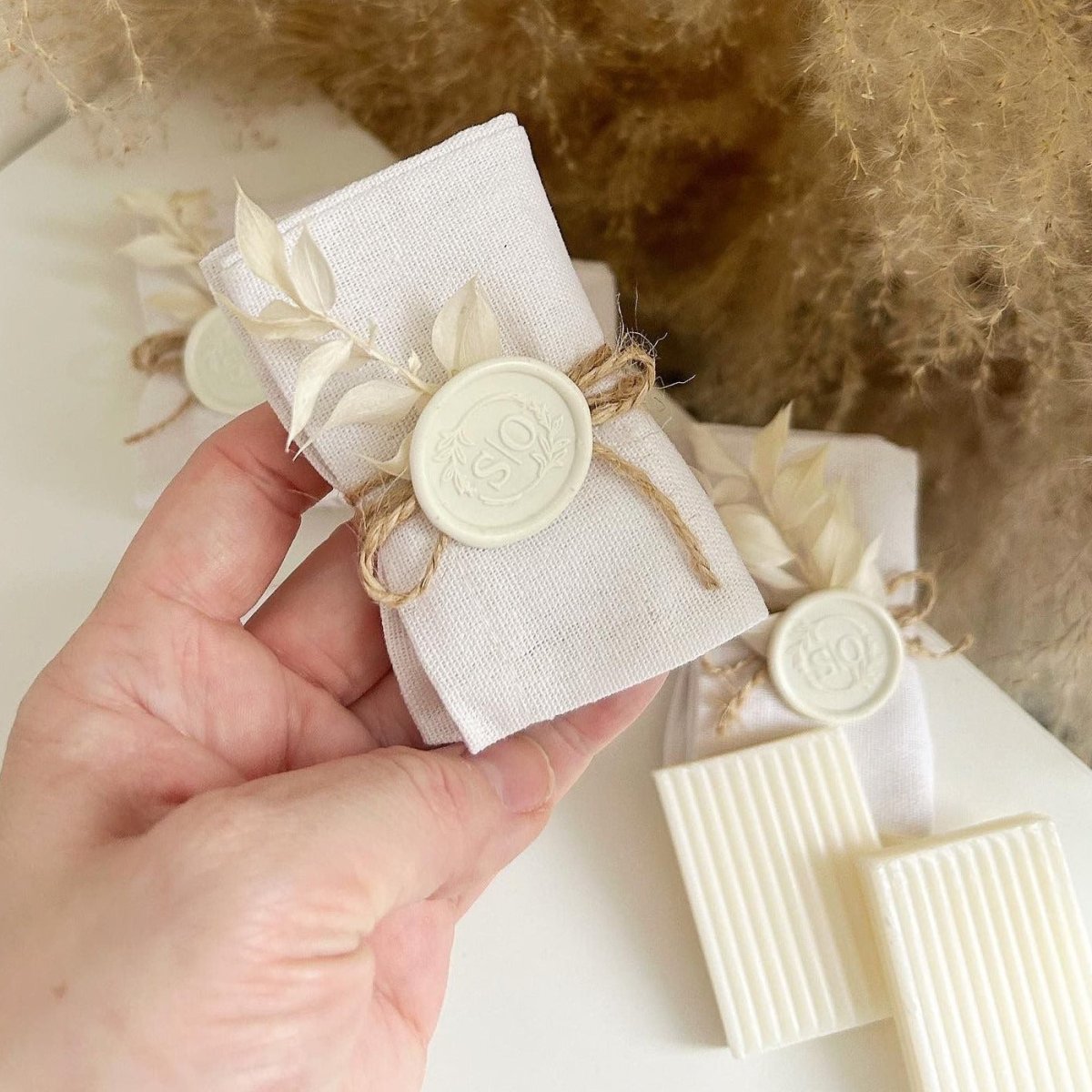 Savon Dune enveloppé dans une bourse blanche avec nœud en jute et cachet de cire