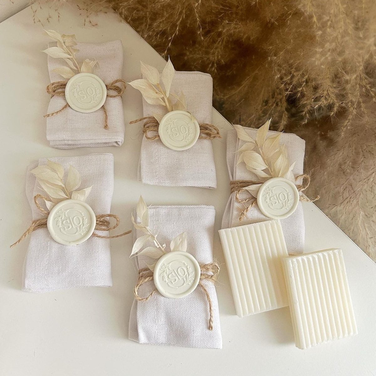 Savon Dune enveloppé dans une bourse blanche avec nœud en jute et cachet de cire