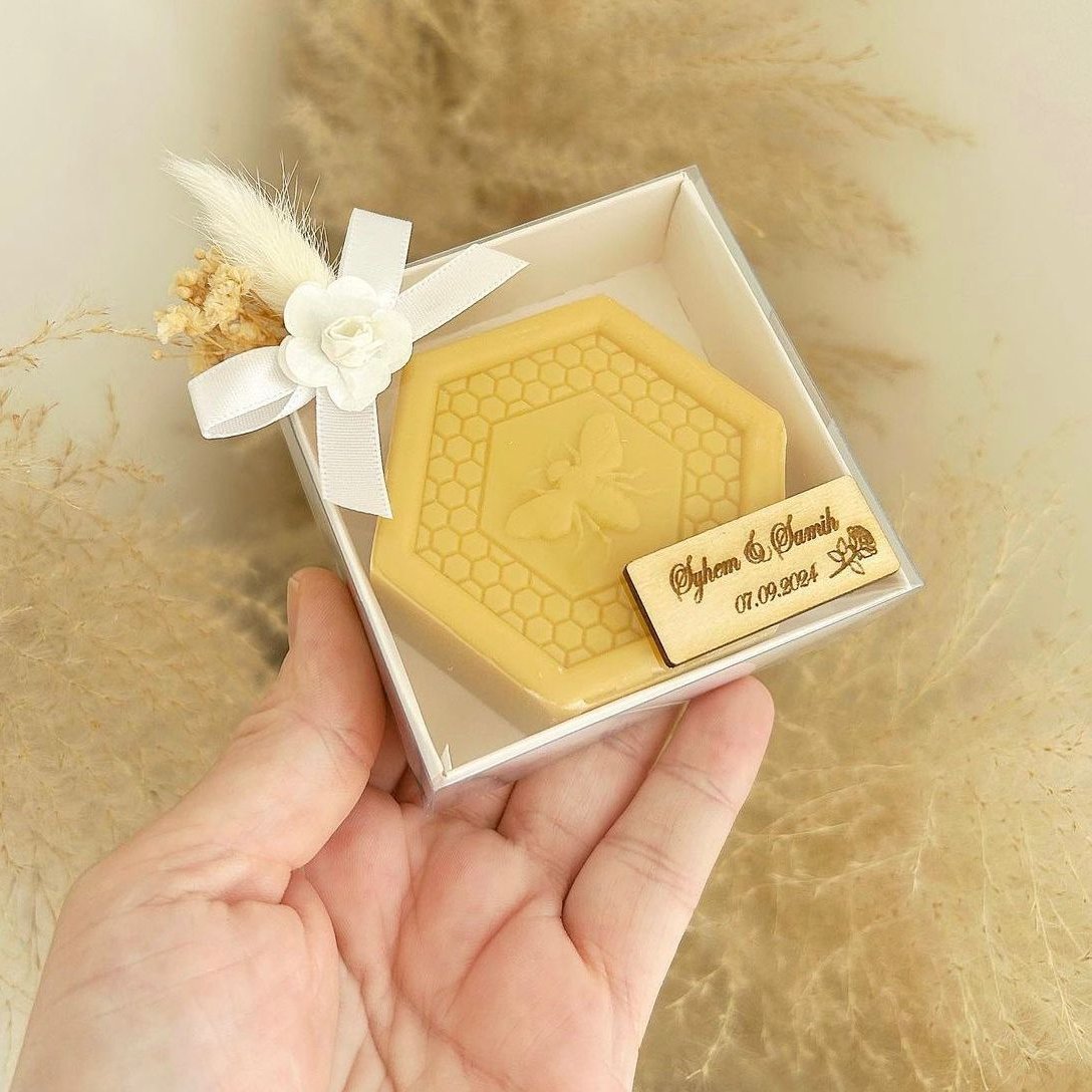 Savon Honey au miel avec fleurs séchées, gravure bois et boîte carton blanc