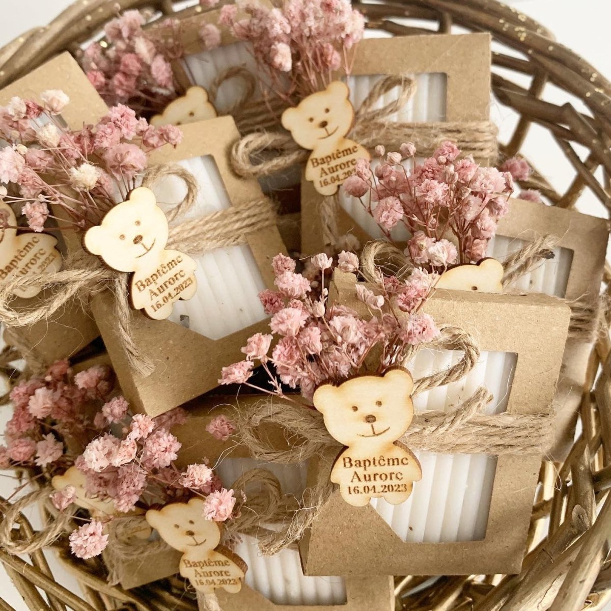 Savon Ourson avec fleurs séchées framboise, nœud en jute et gravure bois ourson