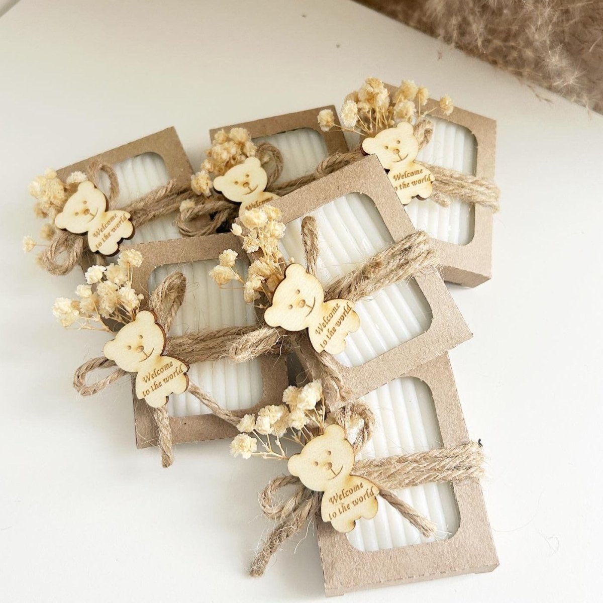 Savon Savana avec fleurs séchées, nœud en jute et gravure bois ourson pour baptême