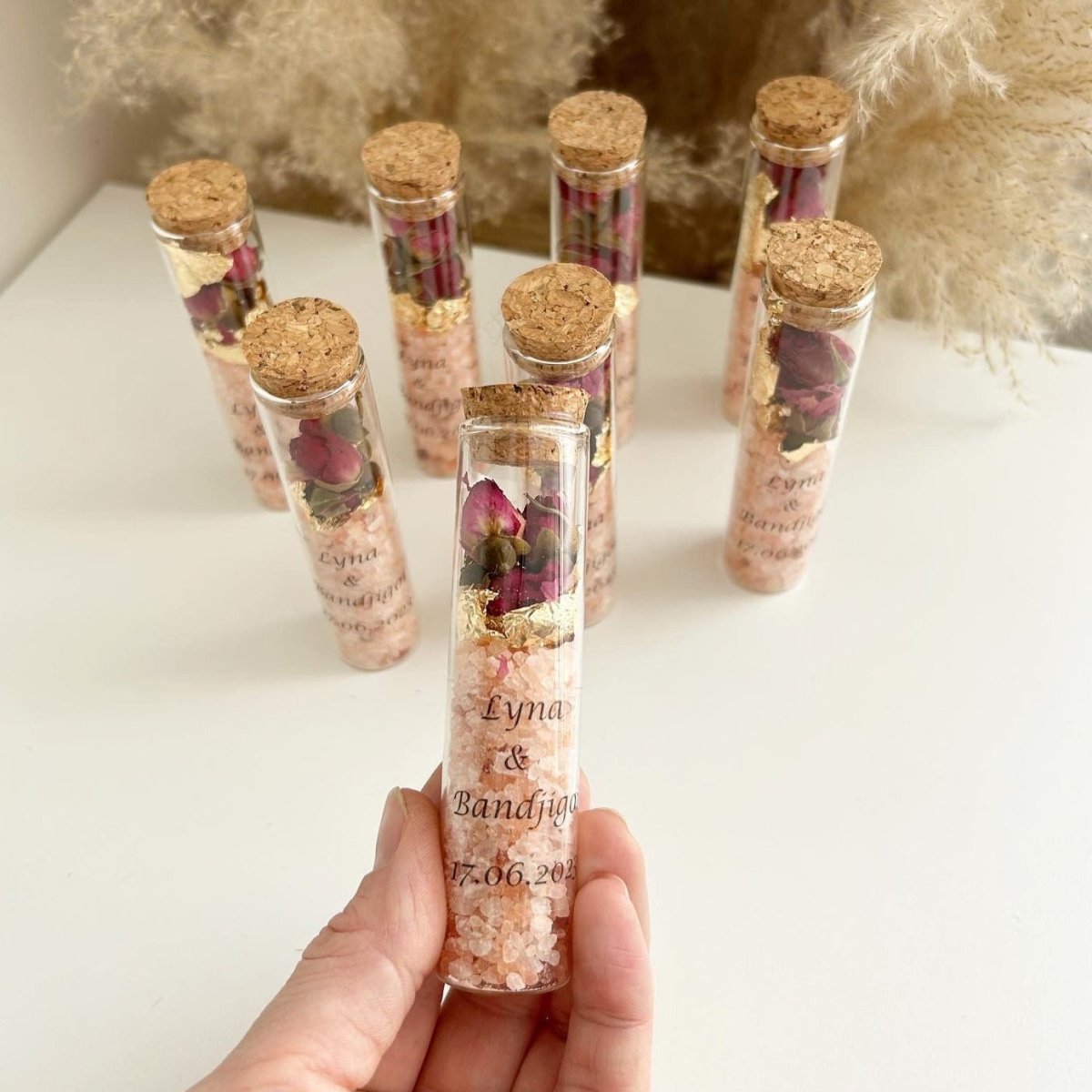 Sel de Bain Lady avec roses séchées et feuilles d'or dans un tube élégant