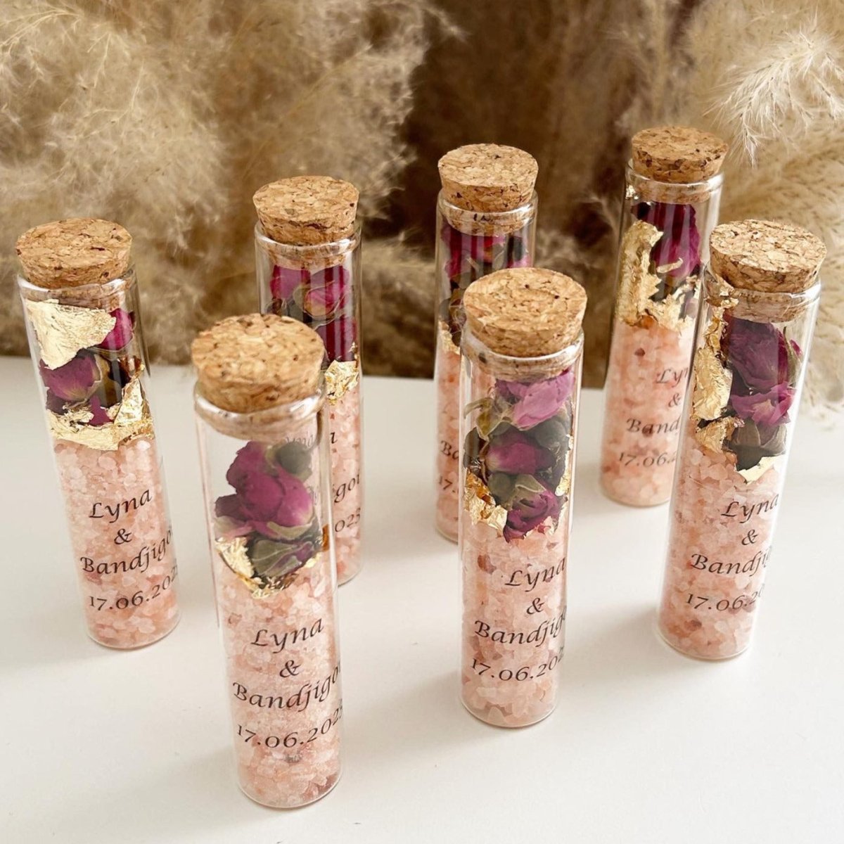 Sel de Bain Lady avec roses séchées et feuilles d'or dans un tube élégant