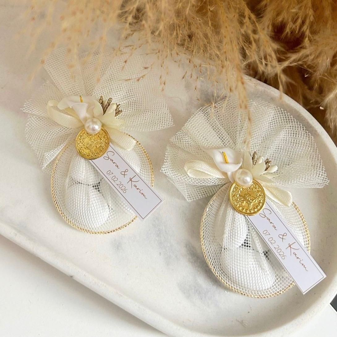 Dragées LOUISA en tulle ivoire avec médaille dorée et étiquette personnalisée - cadeau invité