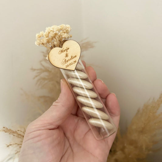 Tube de dragées Love nacrées avec cœur en bois gravé et fleurs séchées ivoire