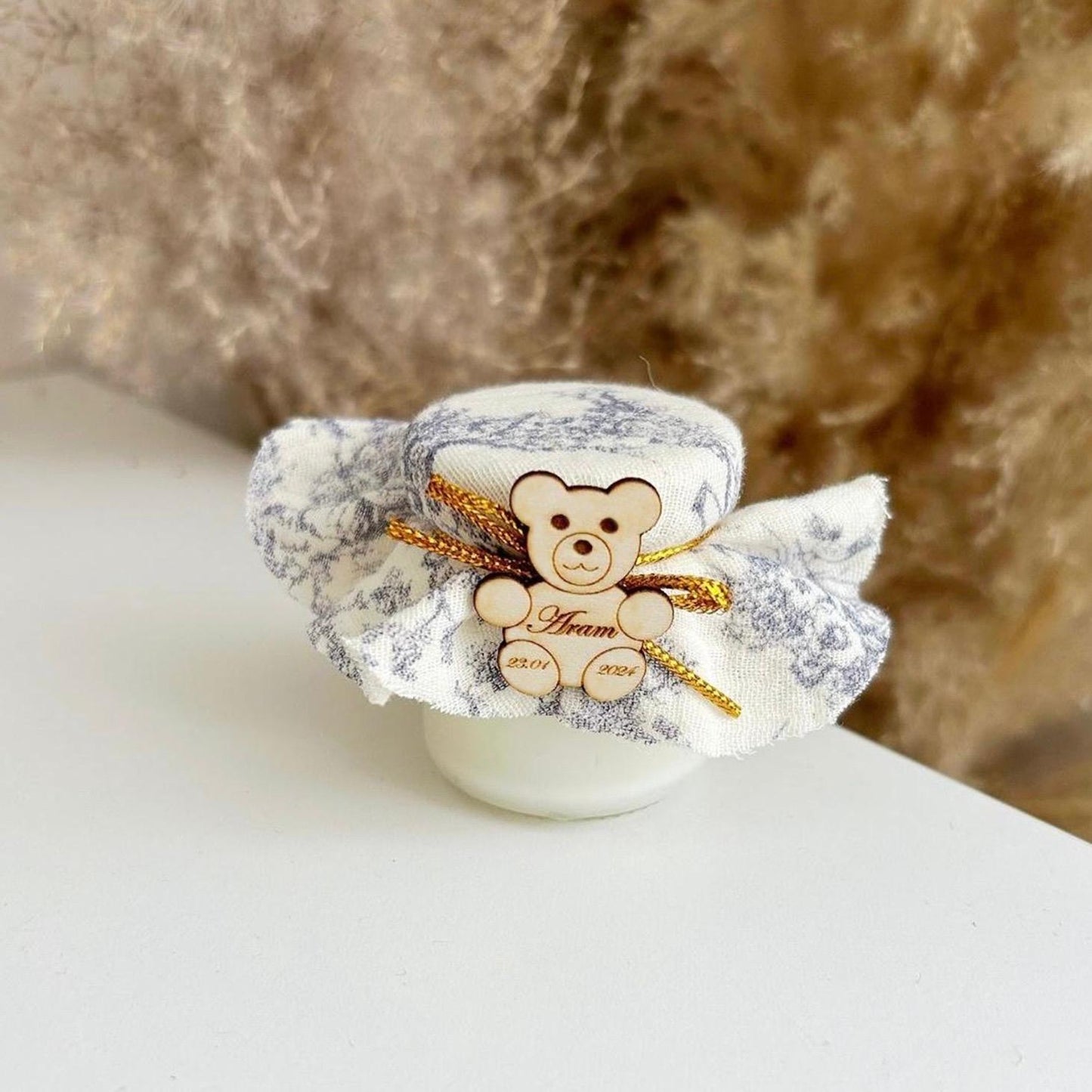 Bougie Jadore Cadeau invité baptême : bougie avec tissu marbré, nœud doré et décoration ourson en bois personnalisé.