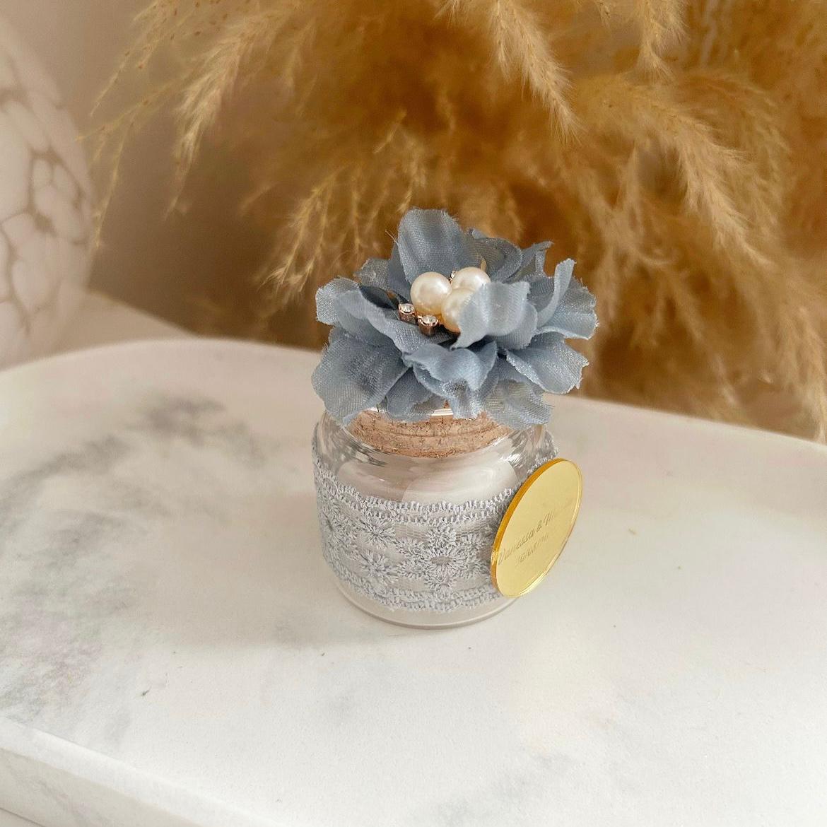 MON CADEAU INVITE - dragée crochet personnalisée en pot avec fleur bleue perles et étiquette dorée cadeau invité mariage élégant et raffiné