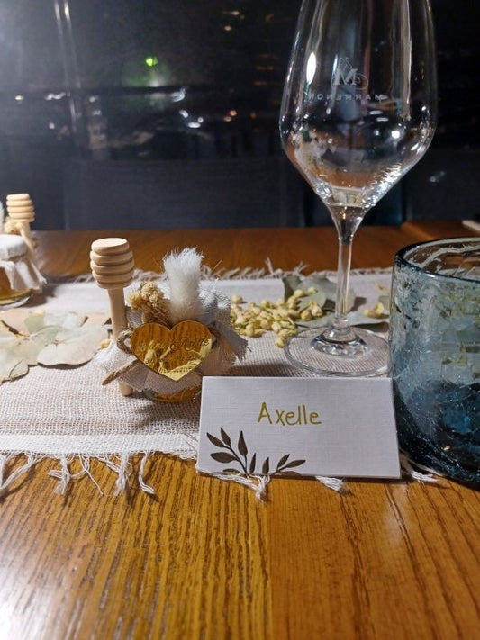 Table des 18 ans d’Axelle décorée avec des Pots de Miel Chic personnalisés et une décoration florale élégante.