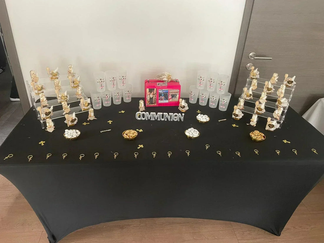 Vue d’ensemble de la table de communion chic de Lily avec cadeaux invités personnalisés