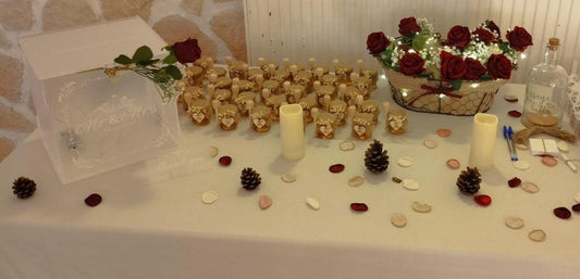 Table décorée avec des Pots de Miel Love personnalisés pour le mariage de Fabiola et Johnny le 25 mai 2024