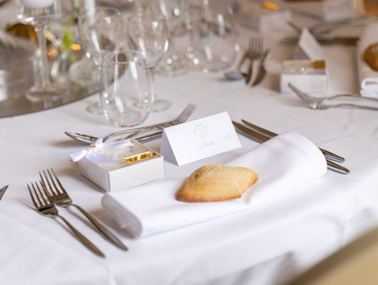 Bougie Angel personnalisée avec plaque dorée et marque-place lors du mariage de Larissa et Hugo-Anthony