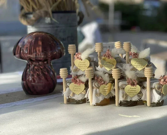 Décoration de table d’anniversaire champêtre avec pots de miel personnalisés