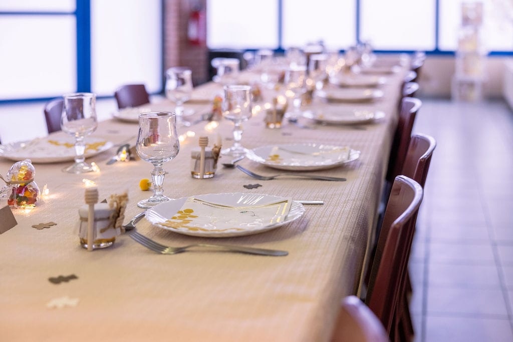 Décoration de table baptême thème abeille avec pots de miel ourson personnalisés pour Léonie