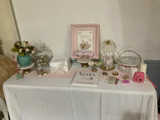 table bapteme kiara livre dor decoration rose blanche bougie kitty dragee personnalisee moncadeauinvite