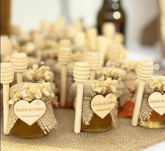 Pots de miel Love personnalisés Emilie & Cédric disposés sur une table de mariage