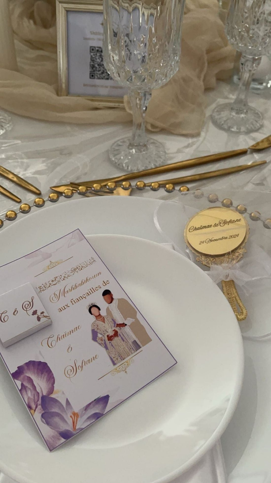 Miroir Bella personnalisé pour les fiançailles de Chaïmae, cadeau invité élégant présenté sur une table raffinée