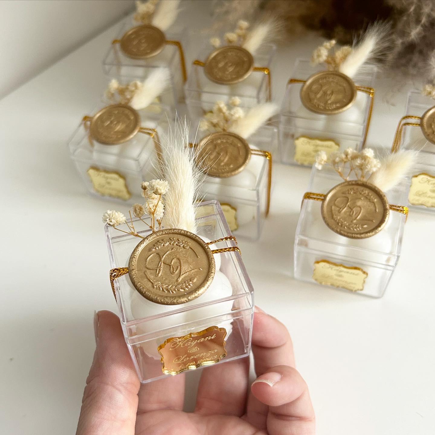 Bougie cadeau invité mariage personnalisée avec prénoms, fleurs séchées et sceau doré
