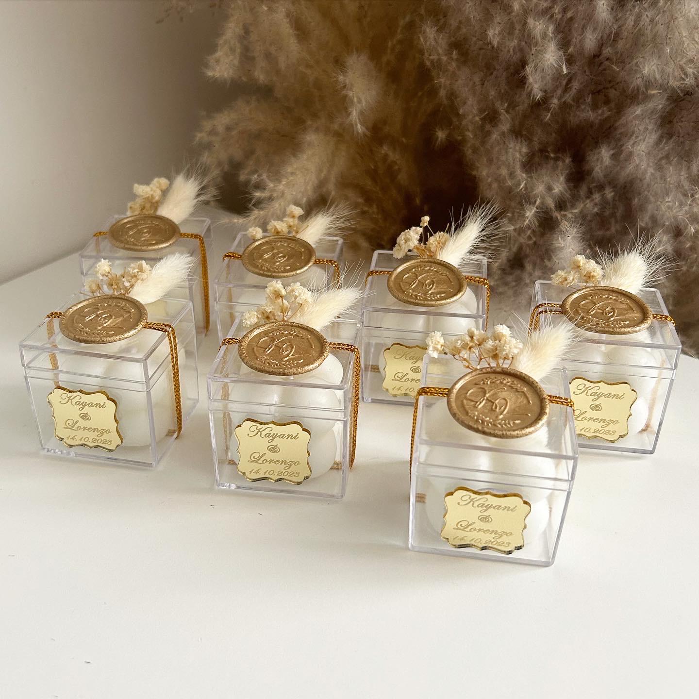 Cadeau invité mariage Bougie Écrin d’Or personnalisée avec fleurs séchées et détails dorés