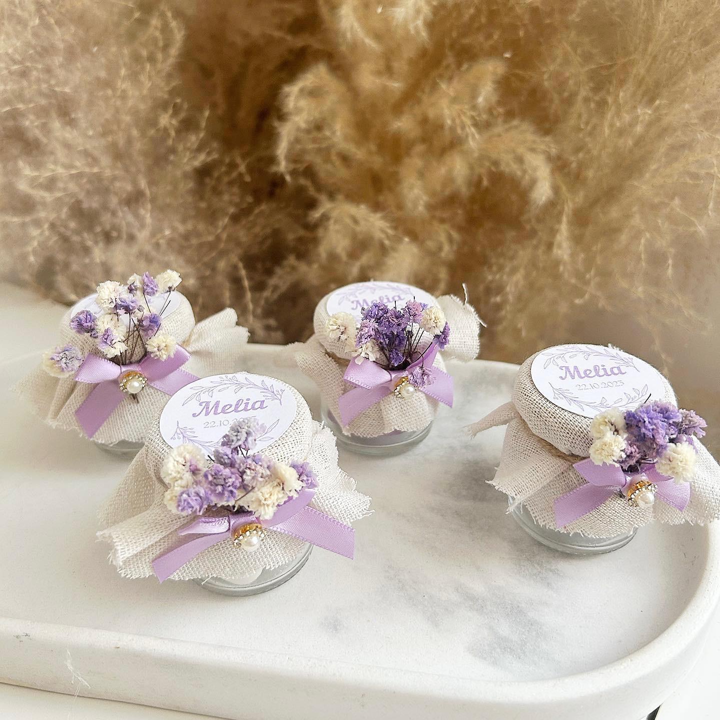 Petites bougies cadeaux invités décorées de rubans violines et fleurs séchées